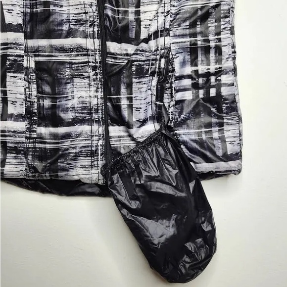 NWOT GERRY DOWN Black and Gray Hooded Puffer Vest, REVERSIBLE w/Pockets in & out - Picture 4 of 16